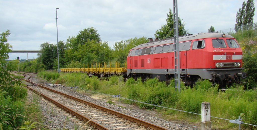 218 272-3 von DB Service Sdost GmbH Karslruhe holte am 26.06.2013 in Karsdorf zwei Flachwagen ab. Hier steht der Zug im ehem. Bf Karsdorf. (Foto: Gnther Gbel)