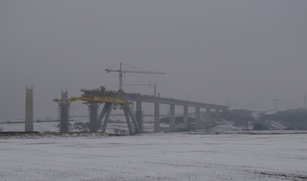 Akuteller Bauzustand der Unstruttalbrcke bei Wetzendorf fr die ICE-Neubaustrecke von Erfurt nach Leipzig/Halle; 21.01.2010