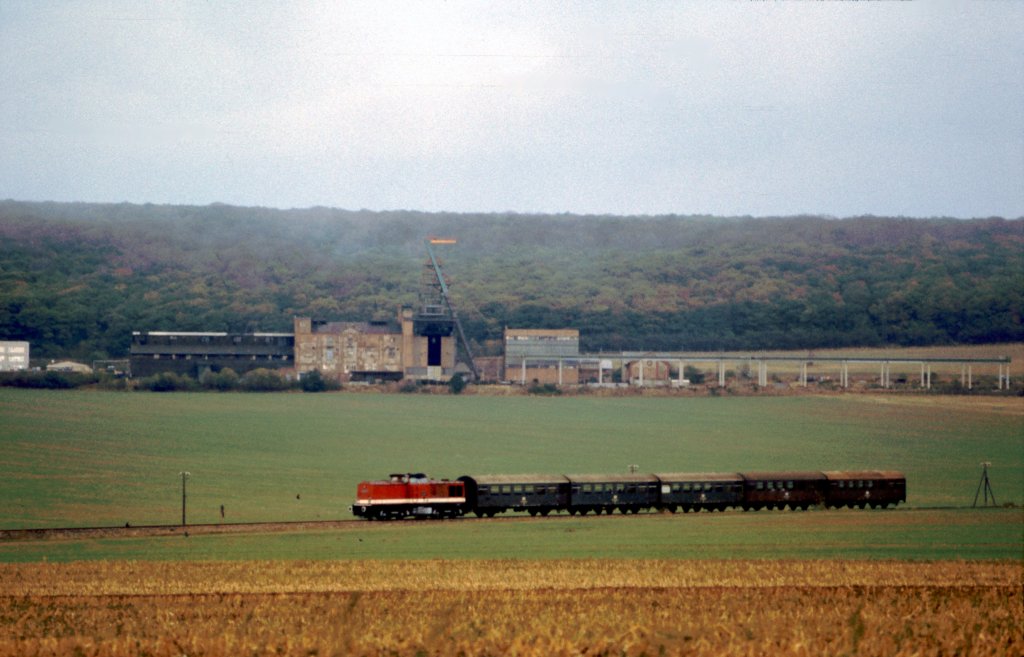 Am 01.10.1989 zog eine Lok der BR 112 vom Bw Sangerhausen einen Personenzug von Naumburg Hbf nach Artern durch das Kaliabbaugebiet im Unstruttal bei Roleben. (Foto: Klaus Pollmcher)