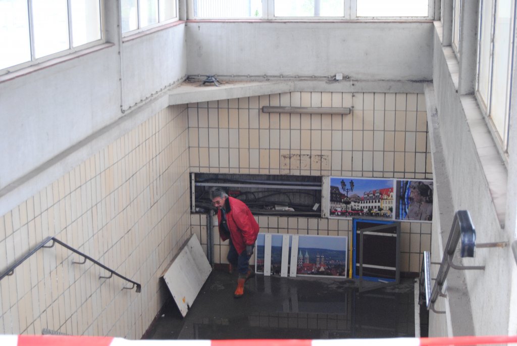 Am 02.06.2013 stand durch die ergiebigen Regenflle die Bahnsteigunterfhrung in Naumburg Hbf voll Wasser. Ein DB Service Mitarbeiter versucht die kaputte Pumpe zu reparieren, um das Wassser abpumpen zu knnen. (Foto: dampflok015)