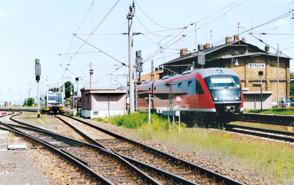 Am 07.06.2003 steht im Bf Artern links ein VT der KEG als RB nach Naumburg, whrend ein 642er vermutlich von Magdeburg als RE nach Erfurt Hbf unterwegs ist. (Foto: Jrg Schfer)
