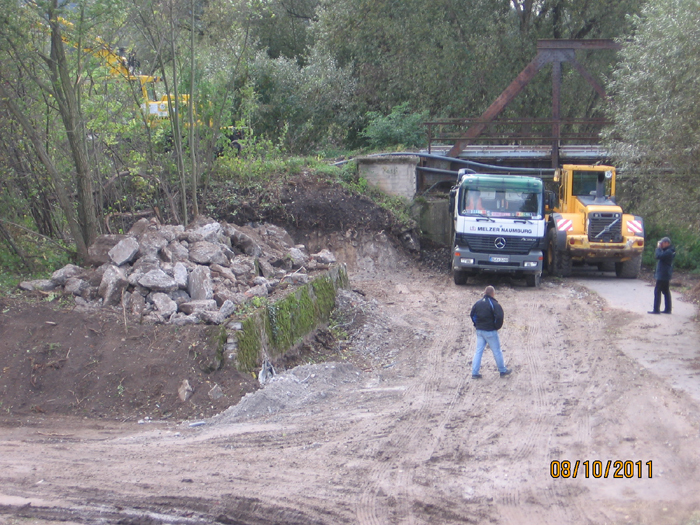 Am 08.10.2011 trat die Streckensperrung in Kraft. Die Bauarbeiten beginnen an der Saalebrcke in Robach. (Foto: Hans Grau)