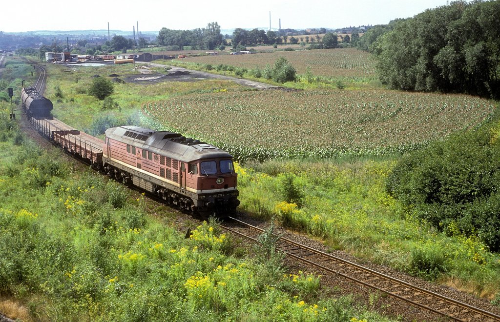 Am 11.08.1983 fuhr die DB 231 071-2 mit einem kurzen Gterzug auf einem Verbindungsgleis in Zeitz in Richtung Teuchern aus. (Foto: Werner Brutzer)