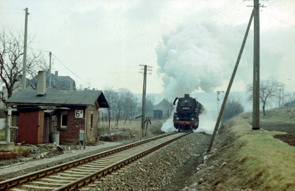 Am 13.02.1981 dampft die DR 44 0286-3 mit einem Gterzug am Posten 6a in Laucha in Richtung Karsdorf. (Foto: Klaus Pollmcher)