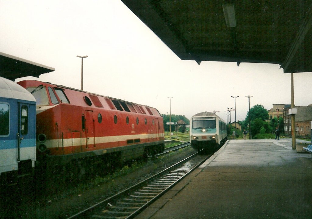Am 15.05.1999 wartete die DB 229 170-6 mit dem IR 2583 (Wilhelmshaven - Gera Hbf) in Zeitz auf die einfahrende RB 7164 (Gera Hbf - Leipzig Hbf). (Foto: Mike Schulz)