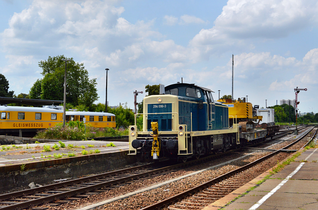 Am 18.07.2013 kam Railsystem 294 096-3 mit einem Bauzug aus Richtung Gera durch Zeitz.