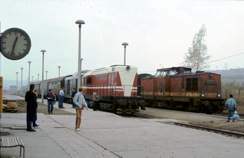 Am 22.10.1988 bernahm die ZWK WL 004 ab Karsdorf einen DMV-Sonderzug aus Sangerhausen, um ihn nach Naumburg (S) Hbf zu bringen. Daneben steht die DR 110 070-0 mit dem P 15213 (Artern - Naumburg (S) Hbf). Klaus Pollmcher fotografierte die Zge hier im Bf Karsdorf.