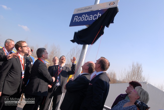 Am 24.03.2012 wurde das Bahnsteigschild am neuen Hp Robach von Vertretern der Gemeinde, des Landes und der DB enthllt. (Foto:  Kai Michael Neuhold / Bahnaktuell.net)