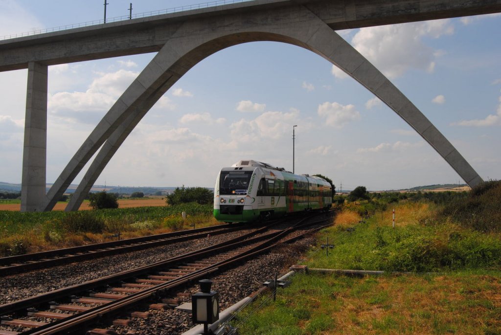 Am 26.07.2013 war der VT 201 der Erfurter Bahn auerplanmig als RB 34833 von Wangen nach Naumburg Ost unterwegs. Er filmte im Auftrag von DB Netz die Strecke und ist hier bei der Einfahrt in Karsdorf zu sehen. (Foto: dampflok015)