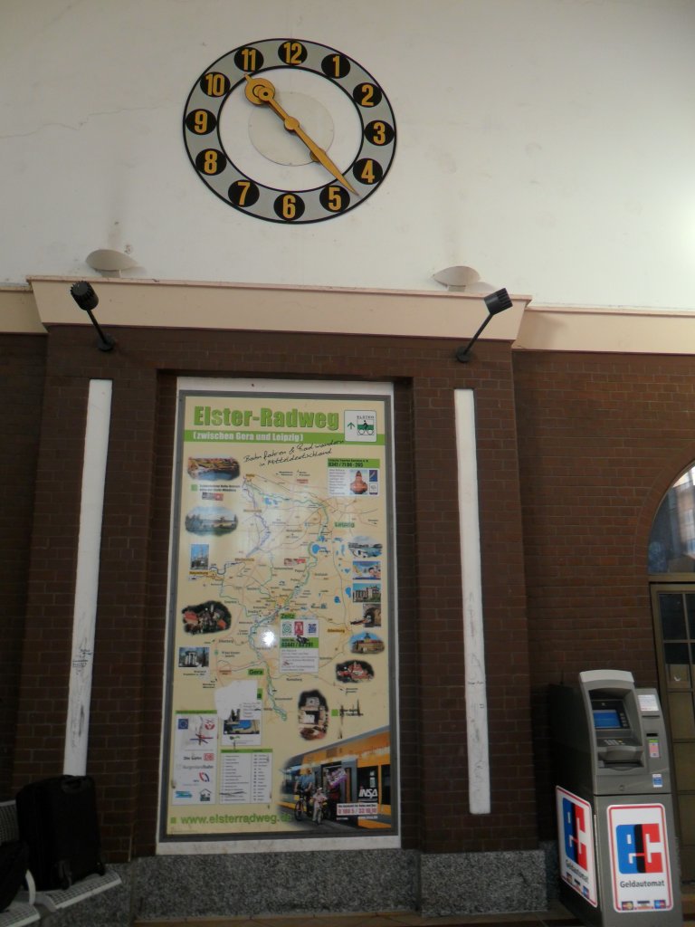 An der Sirnseite der Bahnhofshalle in Zeitz ist ein groes Werbeplakat angebracht, dass fr den Elsterradweg wirbt; 29.12.2011