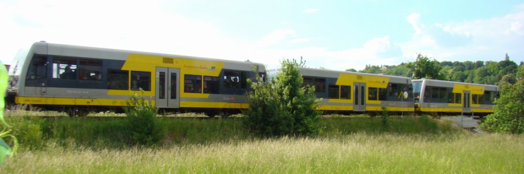 Anlsslich der Saale-Wein-Meile am 27.05.2012 um Robach wurde zwischen Naumburg Ost und Wangen mit 3 Triebwagen gefahren. Hier RB 34883 (Wangen - Naumburg Ost), bei Robach. (Foto: Gnther Gbel)