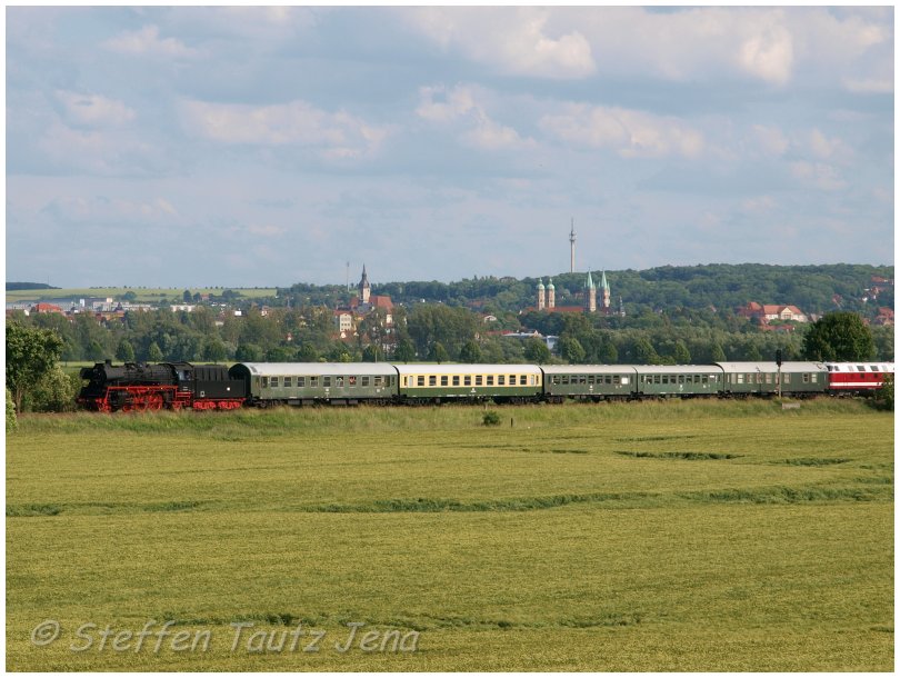 Auf der Rckfahrt von Karsdorf nach St. Egidien hat der Sonderzug am 09.06.2012 das Unstruttal bei Kleinjena passiert. Im Hintergrund sieht man schon die Domstadt Naumburg. (Foto: Steffen Tautz)