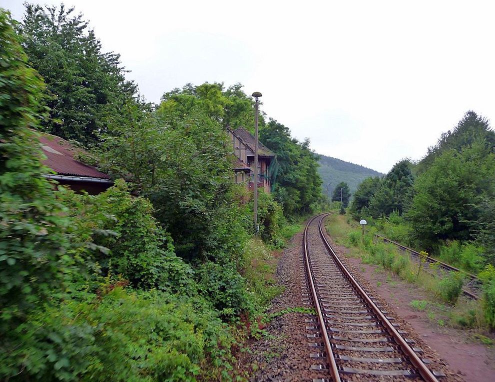 Bahnhofsausfahrt Richtung Roleben, mit dem ehem. Wrterstellwerk Nw in Nebra; 15.08.2010 (Foto: Ralf Kuke)