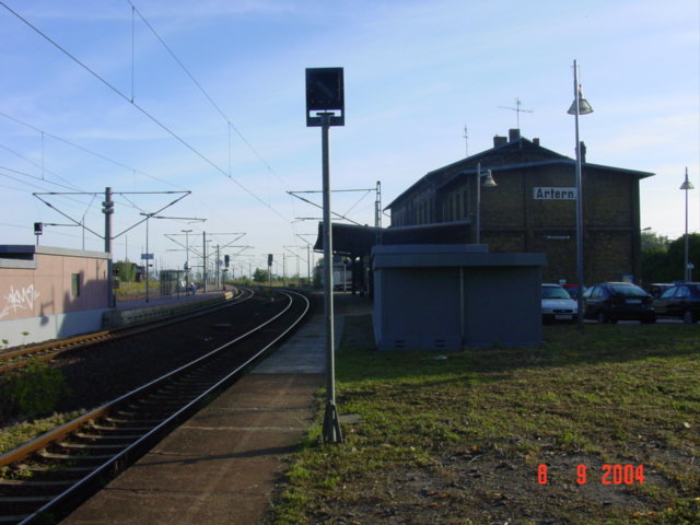 Bahnsteig 1 mit dem Empfangsgebude in Artern; 08.09.2004 (Foto: Carsten Klinger)
