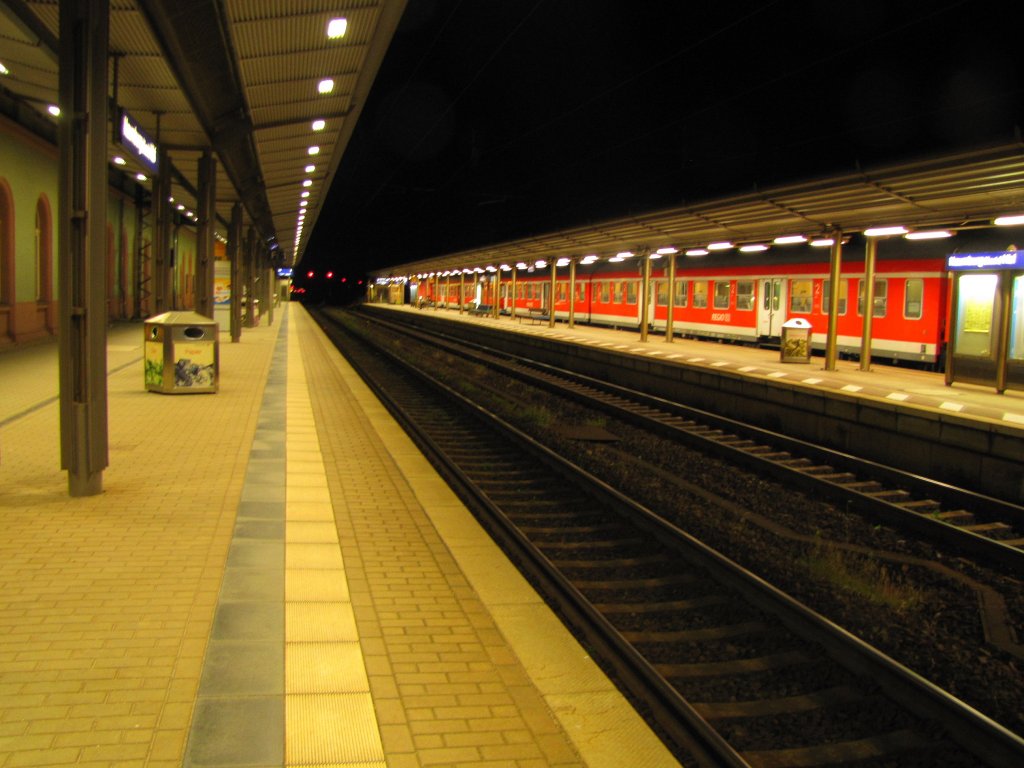 Bahnsteig 1 in Naumburg (S) Hbf; 11.06.2011