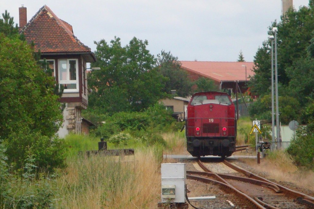 BBL 8 (92 80 1203 121-9 D-BBL, ex KUBE CON rail 19) als Tfzf zur Gleisbaustelle der DGT bei Wangen, bei der Ausfahrt in Laucha; 22.07.2011 (Foto: Gnther Gbel)