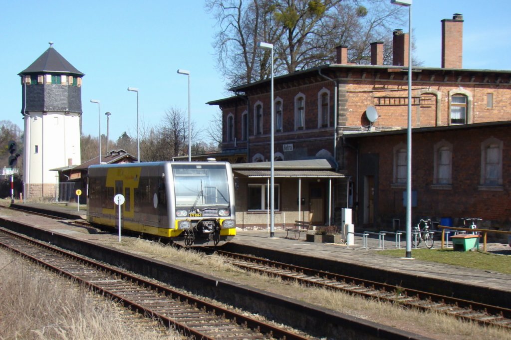 BLB 672 904-0 steht am 18.03.2009 als RB 25977 nach Naumburg Ost abfahrbereit im Bahnhof Nebra. (Foto: Gnther Gbel)