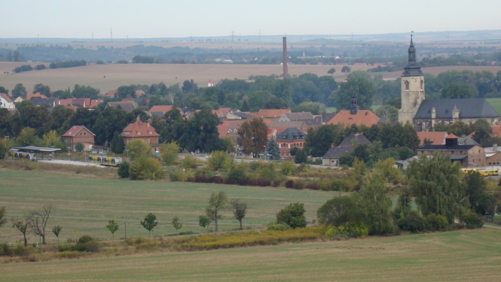 Blick vom Ensberg bei Laucha auf RB 34689 nach Naumburg Ost und RB 34868 nach Wangen, am 23.09.2012 beim Kreuzungshalt im Lauchaer Bahnhof. (Foto: Gbel)