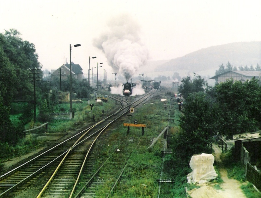 Blick vom Stellwerk Lw in den Lauchaer Bahnhof, whrend dem 100. Geburtstag der Unstrutbahn am 01.10.1989 (Foto: Hartmut Braune)