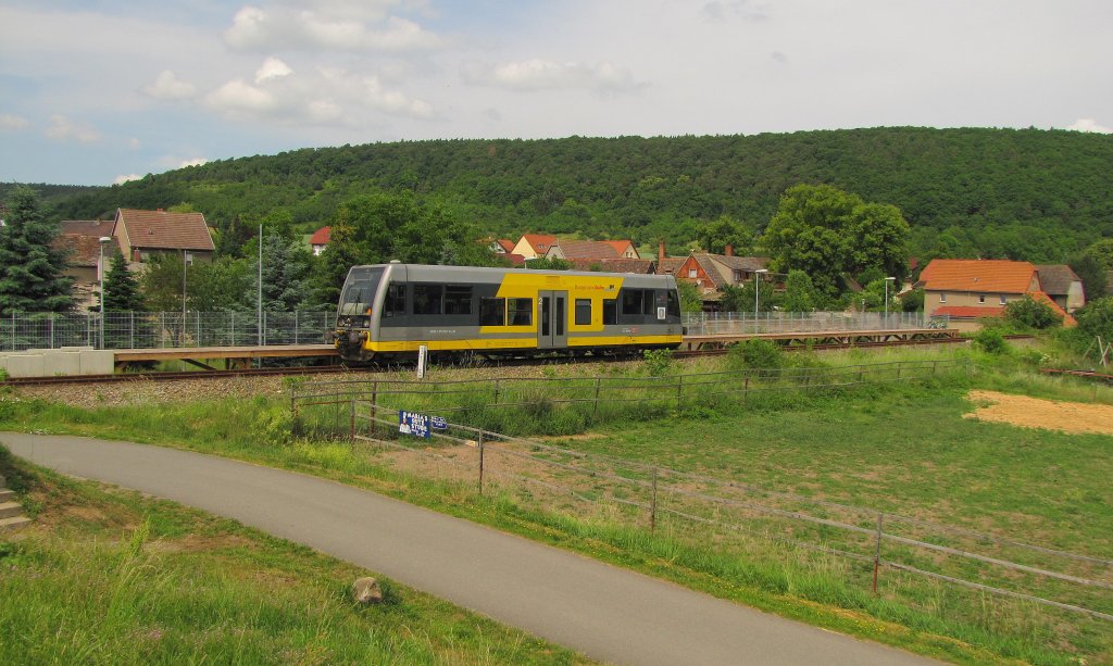 Burgenlandbahn 672 901  Der Querfurter  als RB 34881 nach Naumburg Ost, am Hp Wangen; 06.06.2011