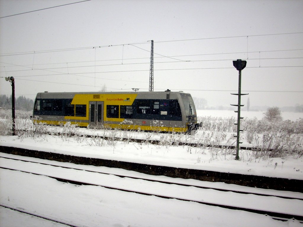 Burgenlandbahn 672 902-3  Rotkppchen Sekt  als RB 34875 von Wangen nach Naumburg Ost, bei der Ausfahrt in Naumburg Hbf; 21.12.2010 (Foto: Thomas Fritzsche)