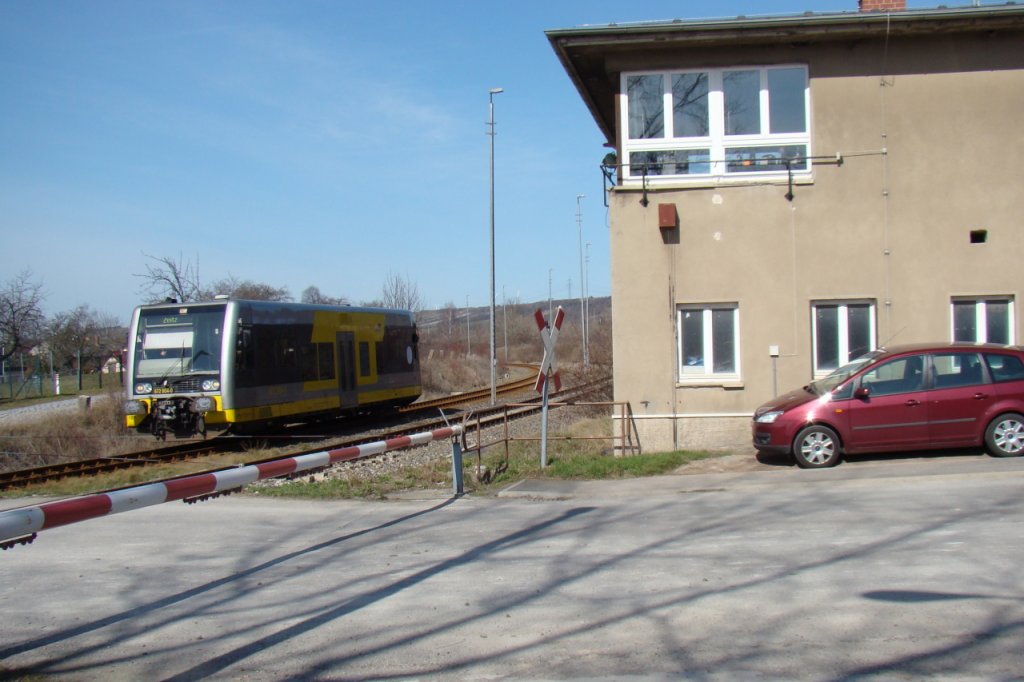 Burgenlandbahn 672 904-0 als RB 25879 (Nebra - Zeitz), am 18.03.2009 am Stellwerk B3 in Karsdorf. (Foto: Gnther Gbel)