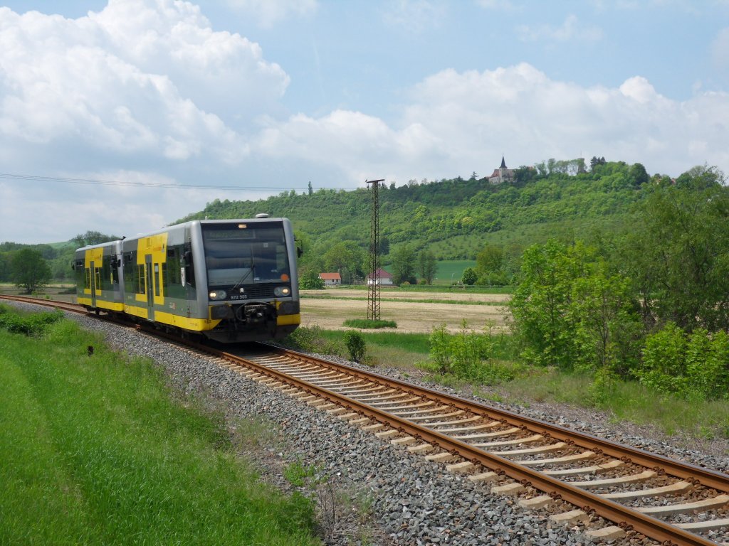 Burgenlandbahn 672 905 + 672 909 als RB 25975 von Wangen nach Naumburg (S) Ost, unterhalb vom Kloster Zscheiplitz bei Balgstdt; 23.05.2010 (Foto: Christof Rommel)