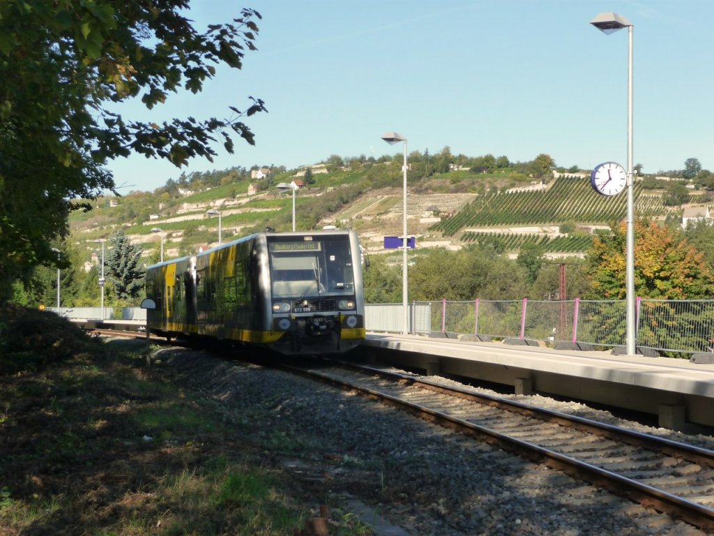 Burgenlandbahn 672 905 als RB 34871 von Wangen nach Naumburg Ost, am 30.09.2012 am Hp Freyburg. (Foto: Klaus Pollmcher)