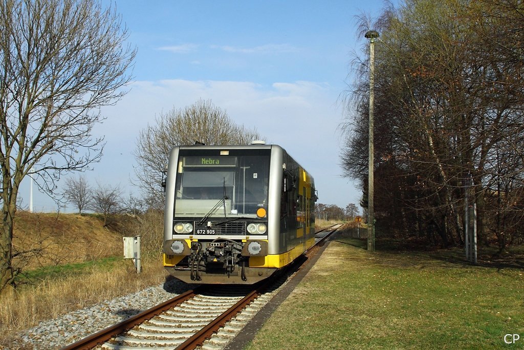 Burgenlandbahn 672 905 auf der Fahrt von Zeitz nach Nebra am Hp Krauschwitz bei Teuchern; 26.03.2010 (Foto: Christopher Ptz)