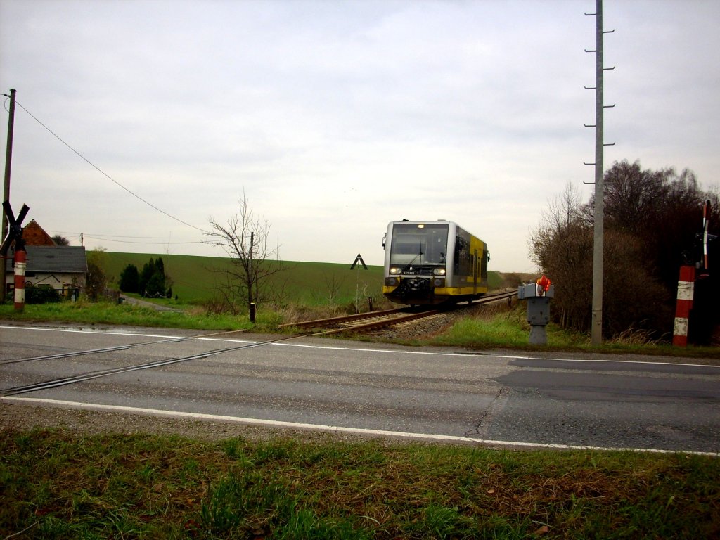 Burgenlandbahn 672 905  Stadt Naumburg (Saale) als RB 25879 von Nebra nach Zeitz, am Bahnbergang in Wethau; 19.11.2010 (Foto: Thomas Fritzsche)