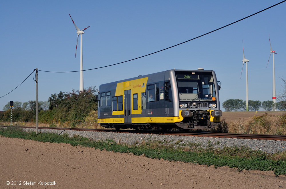 Burgenlandbahn 672 907 als RB 34713 von Weienfels nach Zeitz, am 30.09.2012 bei Teuchern. (Foto: Stefan Kolpatzik)
