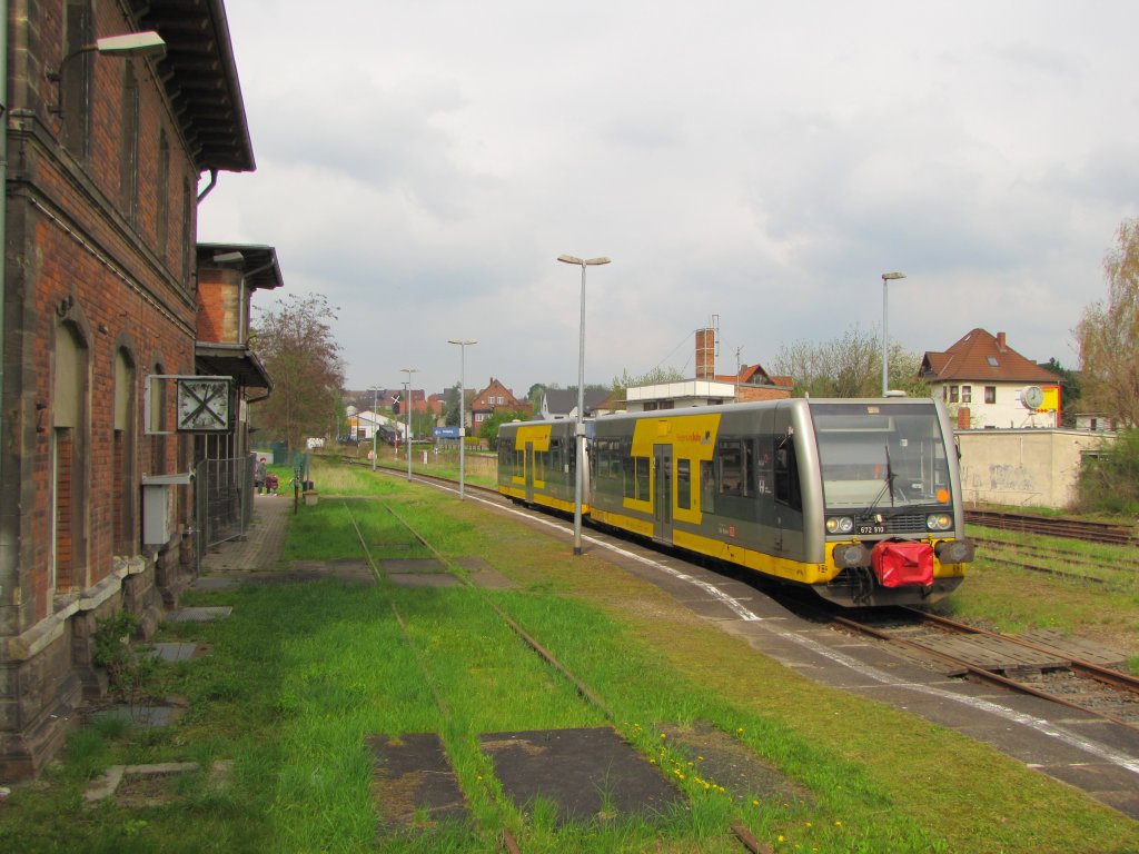 Burgenlandbahn 672 910 + 672 902 als RB 34873 nach Naumburg Ost, am 01.05.2013 bei der Ausfahrt in Roleben. Dies war ein durch die IG Unstrutbahn e.V. bestellter Zug, der als RB von Wangen bis nach Roleben verlngert wurde.