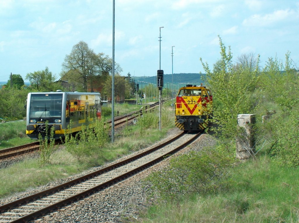 Burgenlandbahn 672 911-5 als RB von Nebra nach Naumburg Ost, bei der Ausfahrt in Karsdorf. Daneben warten MEG 221 + 220 mit einem Zementzug auf die Ausfahrt in Richtung Naumburg; 30.04.2008