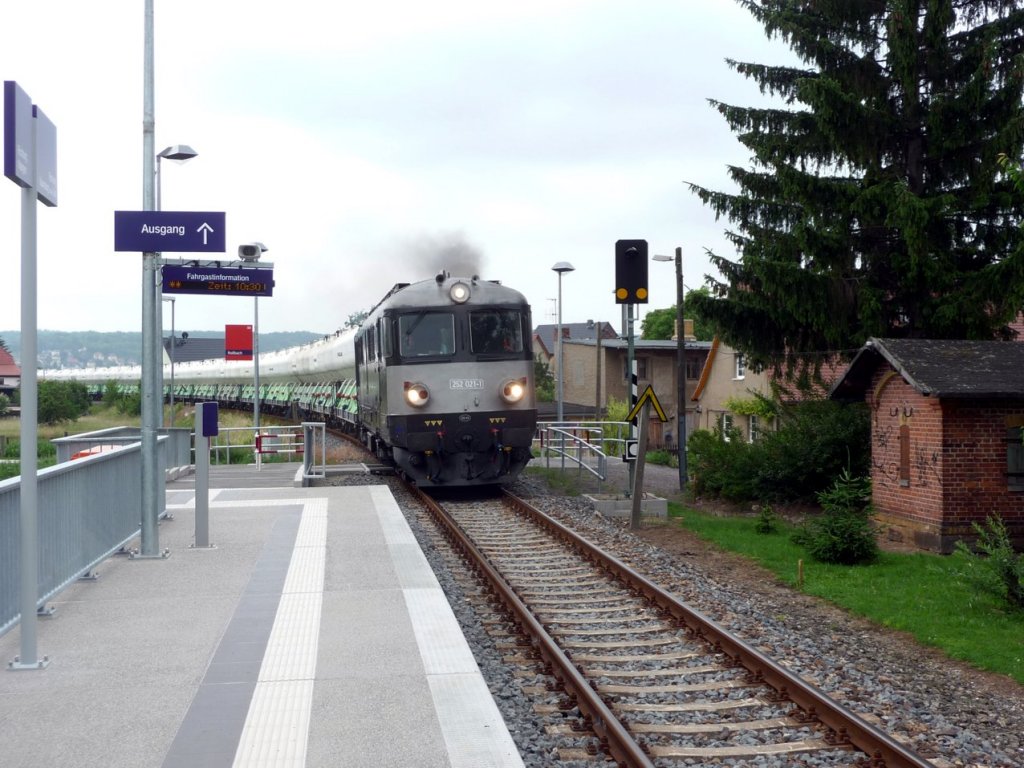 CTL 252 021-1 (ST43 R007) mit leeren Lafarge Zementkesselwagen auf der Fahrt von Naumburg Hbf nach Karsdorf, am 13.06.2012 am Hp Robach. (Foto: Klaus Pollmcher)