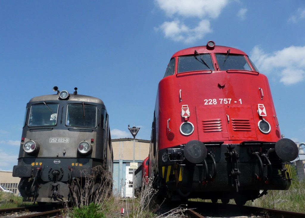 CTL 252 022-9 und die EBS 228 757-1 vor der Werkshalle der EBS in Karsdorf; 05.05.2011 (Foto: Klaus Pollmcher)