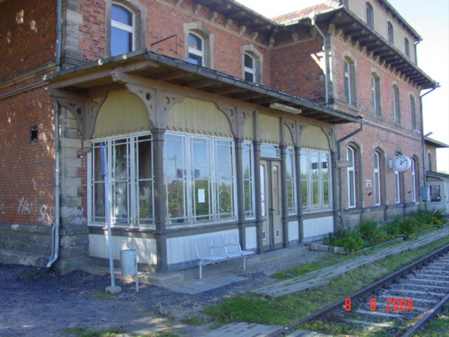 Das Bahnhofsgebude von Donndorf; 08.09.2004 (Foto: Carsten Klinger)