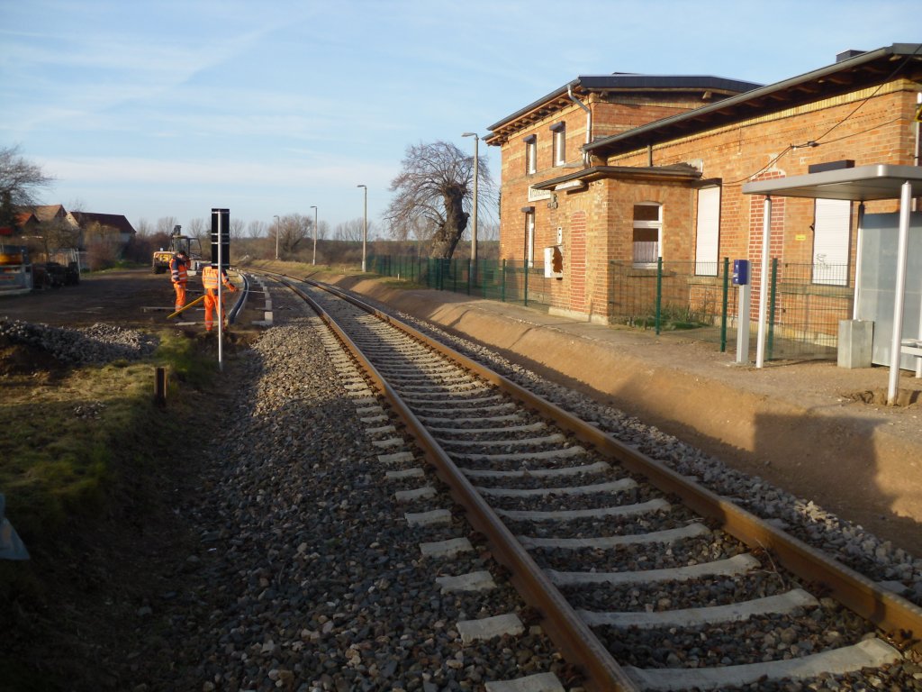 Das Bahnhofsgebude mit dem alten Bahnsteig in Kichscheidungen. Daneben die Arbeiten am zuknftigen Bahnsteig.Nov.2011