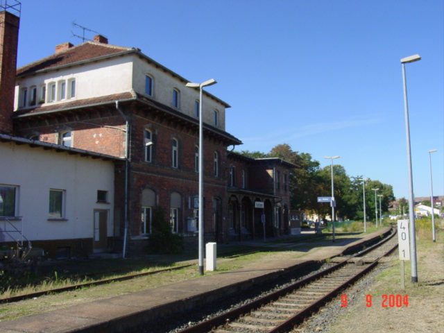 Das Bahnhofsgebude in Roleben; 08.09.2004 (Foto: Carsten Klinger)