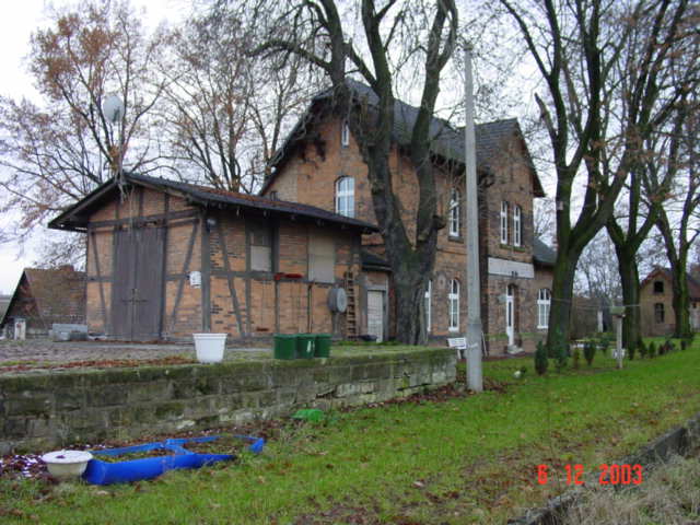 Das ehemalige Bahnhofsgebude in Schmon; 06.12.2003 (Foto: Carsten Klinger)