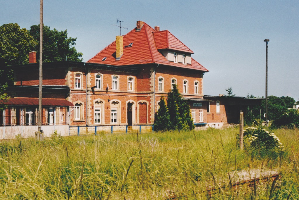 Das Empfangsgebude vom Bahnhof Laucha am 07.06.2003. (Foto: Jrg Schfer)