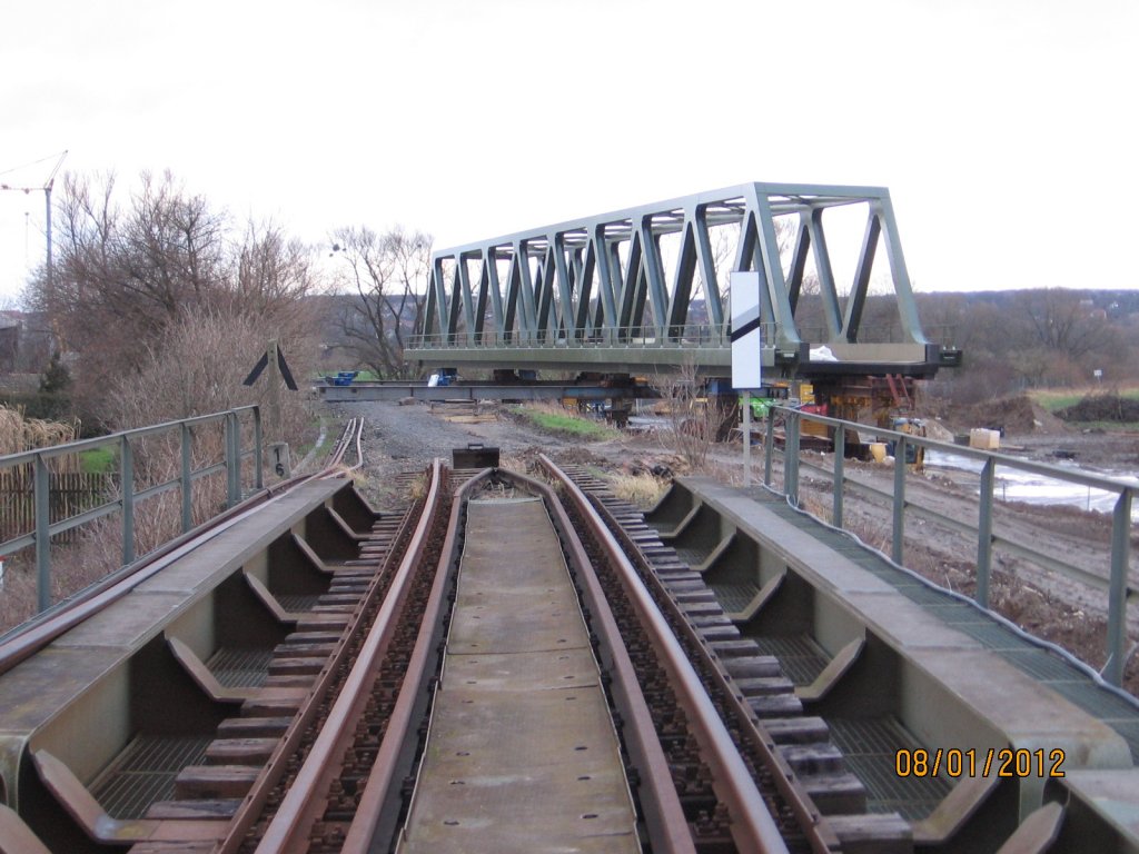 Das gekappte Unstrutbahngleis in Robach. Die neue Saalebrcke wartet auf ihren Einbau; 08.01.2012 (Foto: Hans Grau)