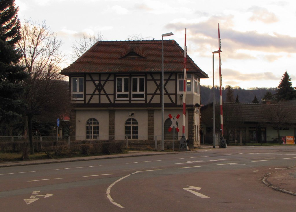 Das Stellwerk Lw in Laucha neben dem Bahnbergang der B176 am 19.02.2012.