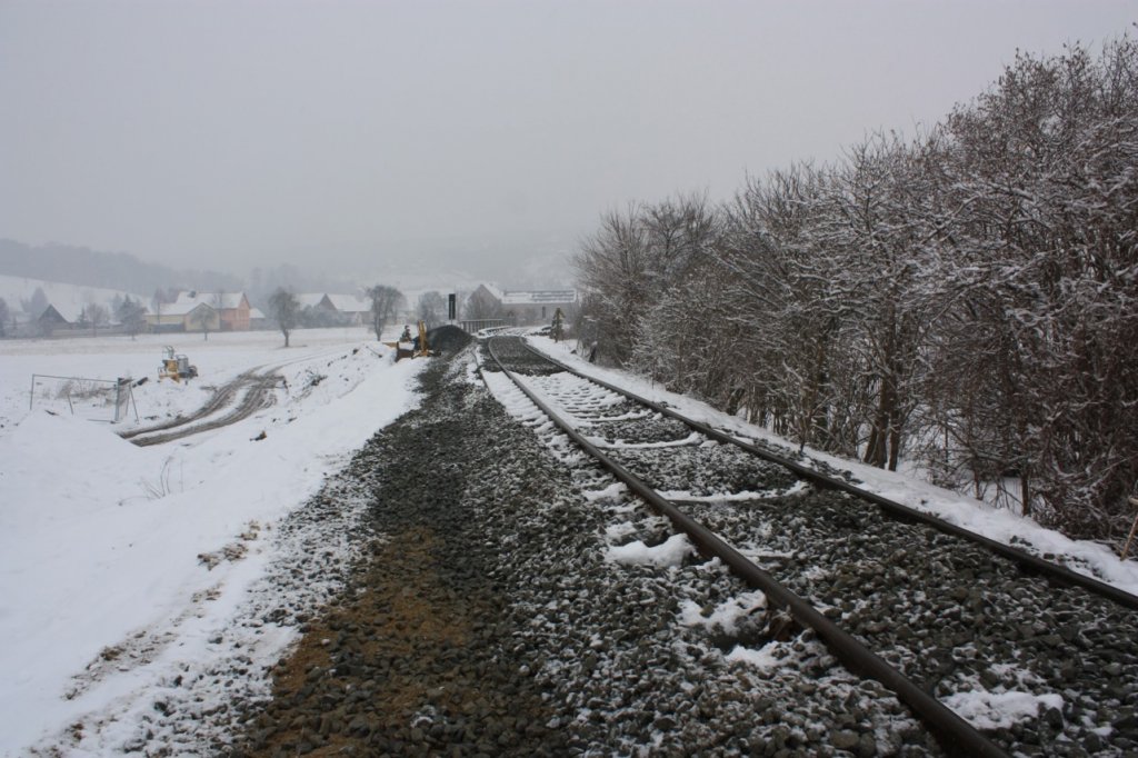 Das Unstrutbahngleis in Blickrichtung Freyburg, an der Baustelle neue Saalebrcke in Robach; 28.01.2012 (Foto: Peter Stumpf)