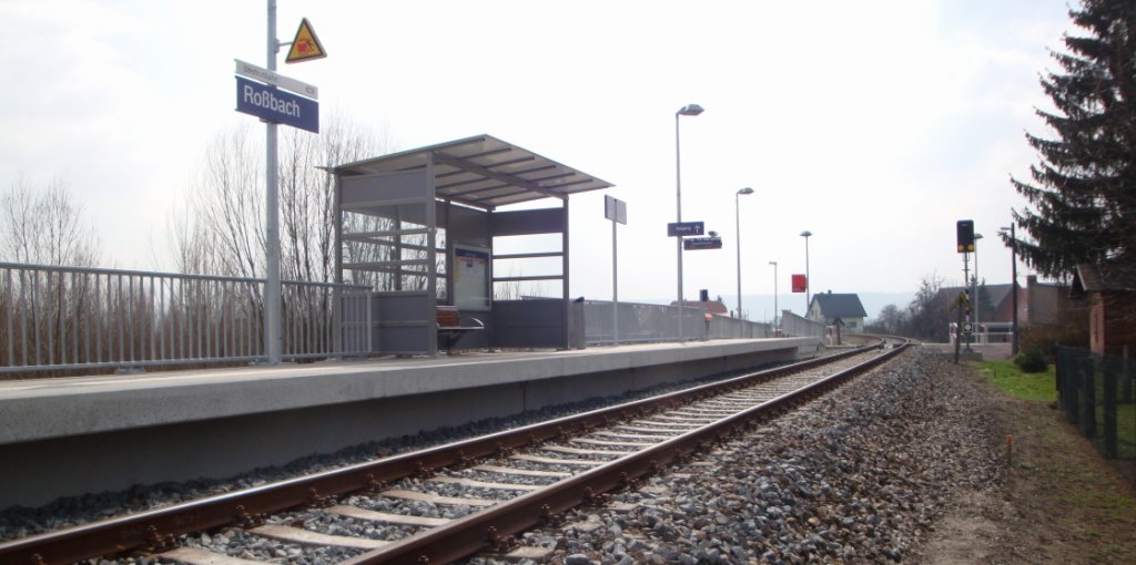 Das Wartehuschen und der Bahnsteig vom Hp Robach am 22.03.2012. (Foto: Gnther Gbel)