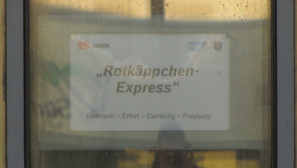 Das Zuglaufschild vom  Rotkppchen-Express II  von Eisenach ber Camburg nach Freyburg, am 21.10.2012 in Erfurt Hbf.