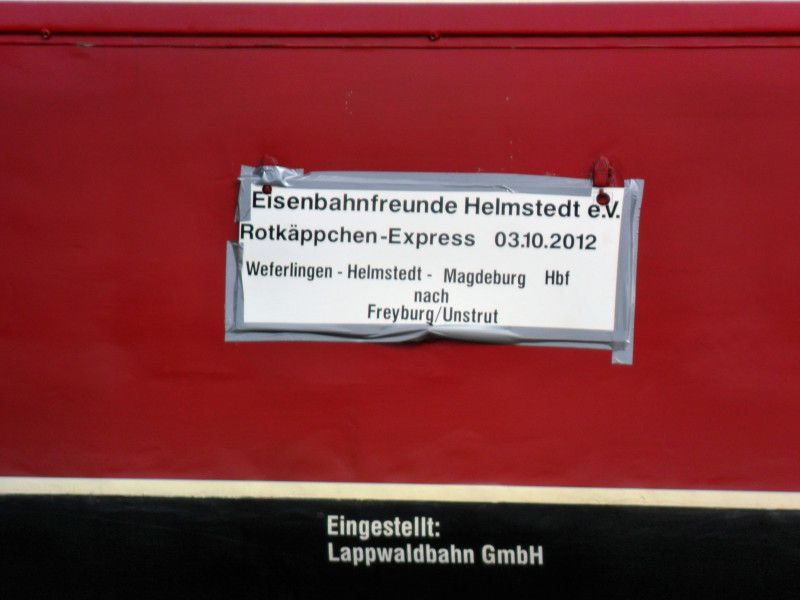 Das Zuglaufschild vom  Rotkppchen-Express  aus Helmstedt am DTW 01  Anton  der Lappwaldbahn, fotografiert am 03.10.2012 in Karsdorf.

