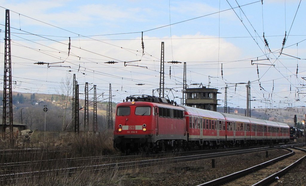 DB 110 396-9 mit einem Fuballsonderzug von Braunschweig nach Jena, bei der Durchfahrt in Naumburg Hbf; 20.03.2010
