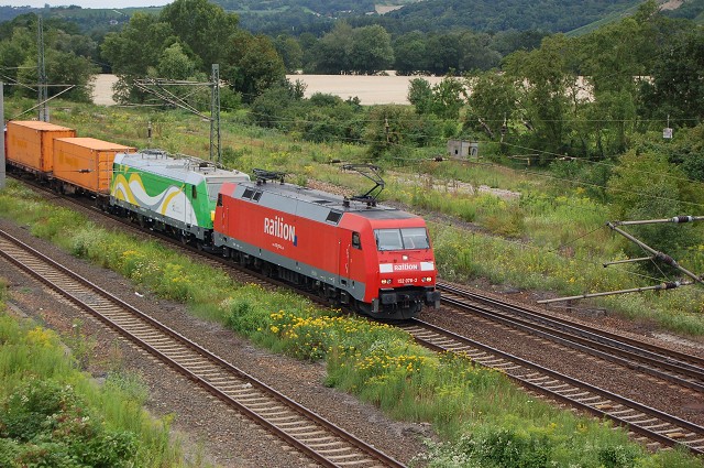 DB 152 078 + KM 583 011, eine polnische E-Lok, sowie Containerwagen Richtung Grokorbetha, in Naumburg Hbf; 11.07.2011 (Foto: Dampflok015)