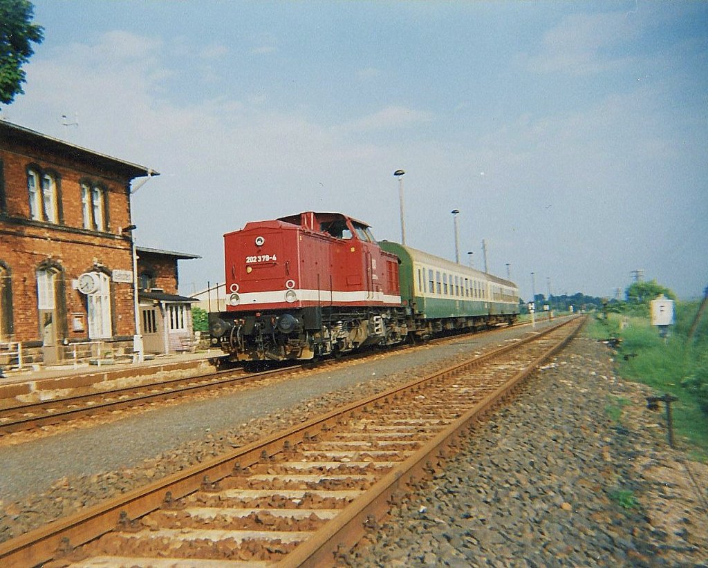 DB 202 379-4 mit einem Personenzug von Naumburg (S) Hbf nach Artern im Bf Gehofen. Der erste Wagen ist ein ehem. Schnellzugabteilwagen (Bom), der zweite ist ein Groraumwagen, was man an der unterschedlichen Anordnung der Wagentren erkennen kann; 02.07.1995 (Foto: Reichsbahner1981)