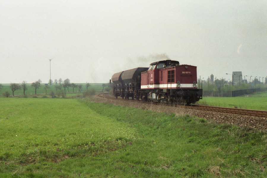 DB 202 637-5 mit einem Nahgterzug von Naumburg Ost nach Teuchern, bei der Ausfahrt in Sten; 25.04.1997 (Foto: Mathias Reips)